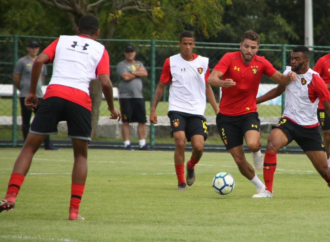 Atletas do elenco profissional retomaram as atividades aps a derrota contra o Botafogo, no Rio de Janeiro 