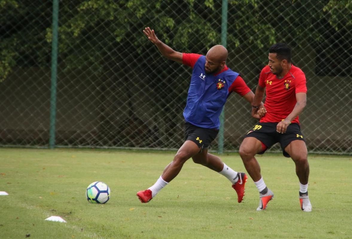 Movimentao no CT teve a presena de alguns dirigentes do clube, como Klauss Cmara e Gustavo Dubeux 