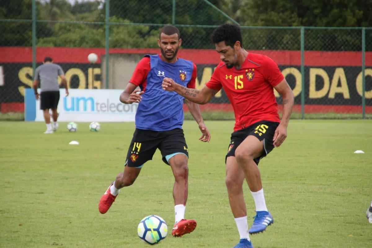 Movimentao no CT teve a presena de alguns dirigentes do clube, como Klauss Cmara e Gustavo Dubeux 