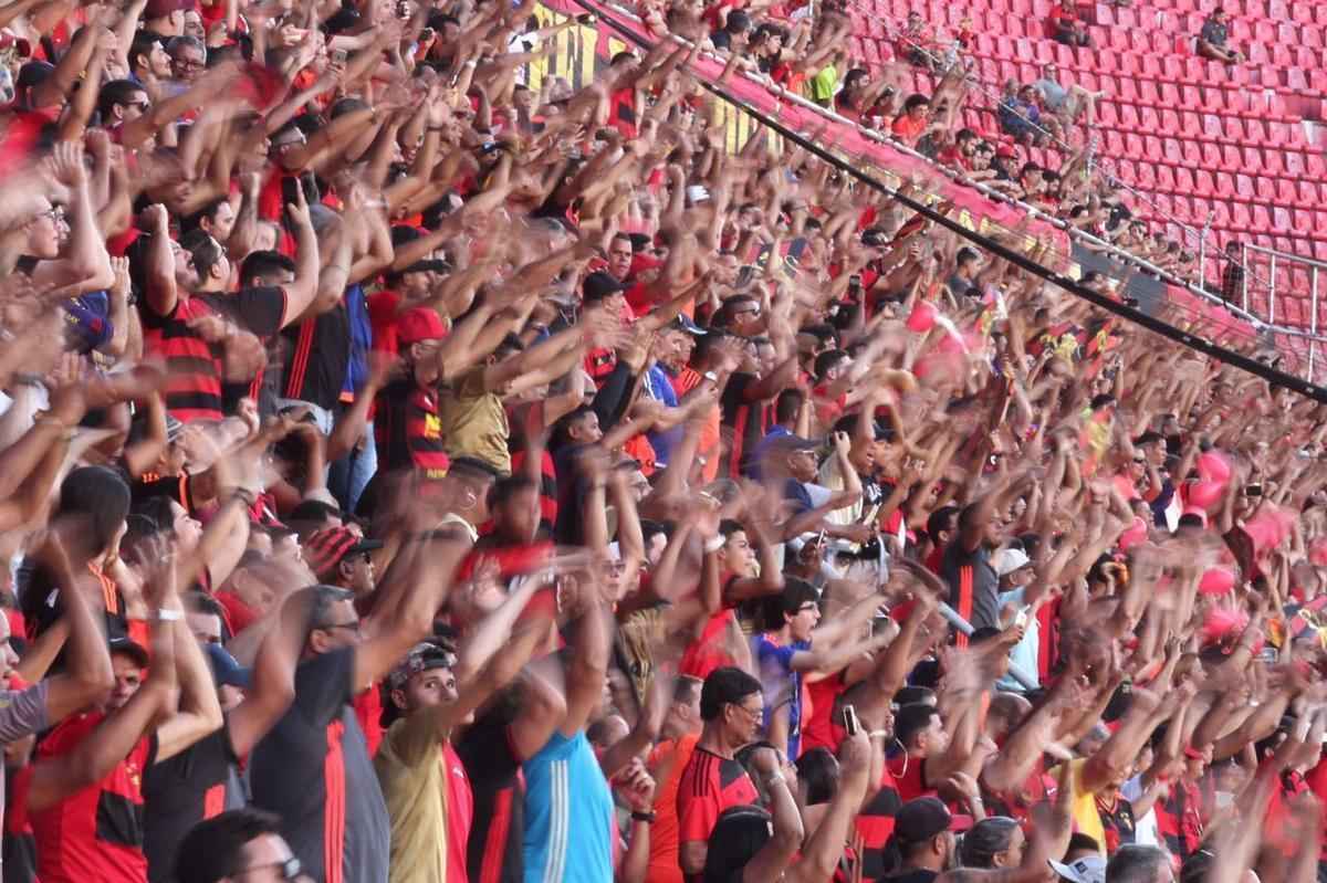 Pressionado pela sequncia de 11 jogos sem vitria na Srie A, Sport recebeu o lanterna Paran neste domingo, na Ilha do Retiro