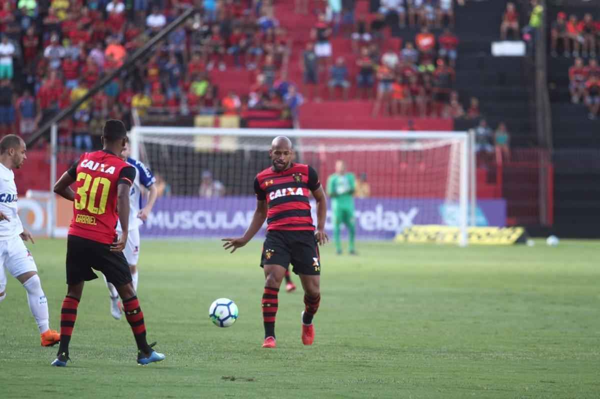 Pressionado pela sequncia de 11 jogos sem vitria na Srie A, Sport recebeu o lanterna Paran neste domingo, na Ilha do Retiro