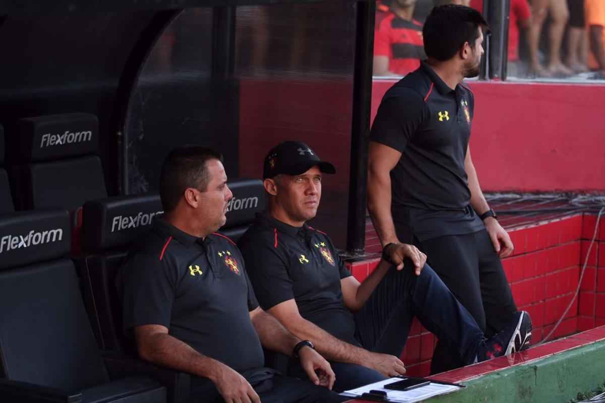 Pressionado pela sequncia de 11 jogos sem vitria na Srie A, Sport recebeu o lanterna Paran neste domingo, na Ilha do Retiro