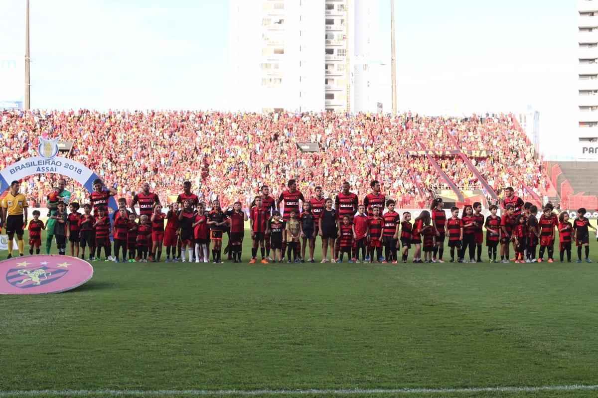 Pressionado pela sequncia de 11 jogos sem vitria na Srie A, Sport recebeu o lanterna Paran neste domingo, na Ilha do Retiro
