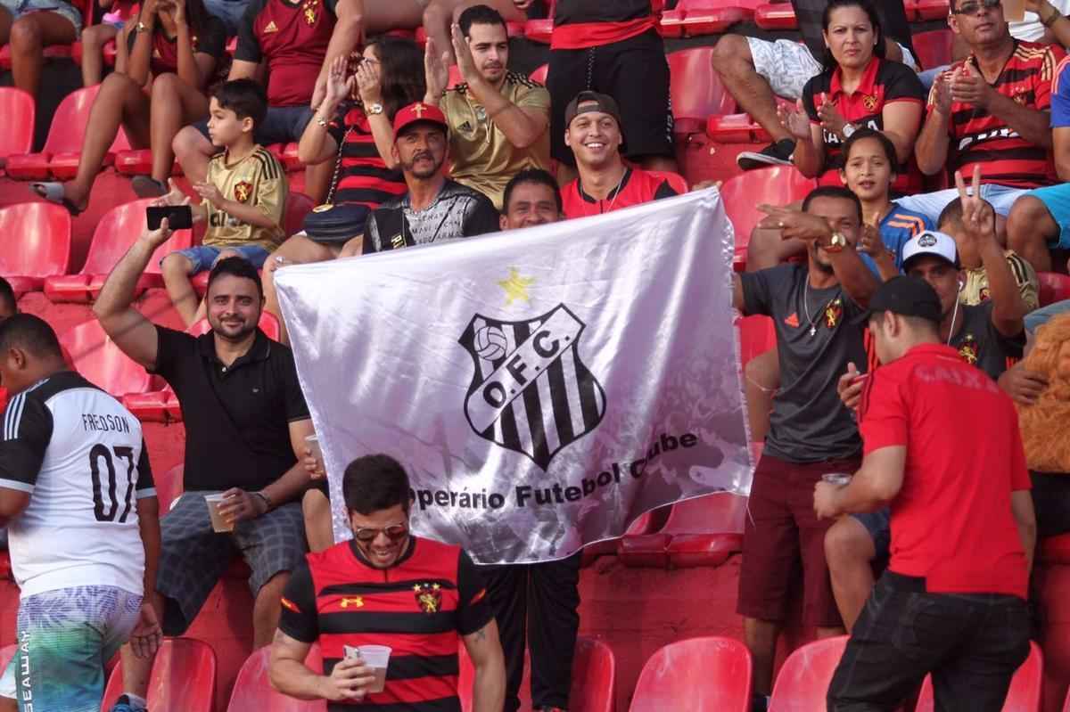 Pressionado pela sequncia de 11 jogos sem vitria na Srie A, Sport recebeu o lanterna Paran neste domingo, na Ilha do Retiro