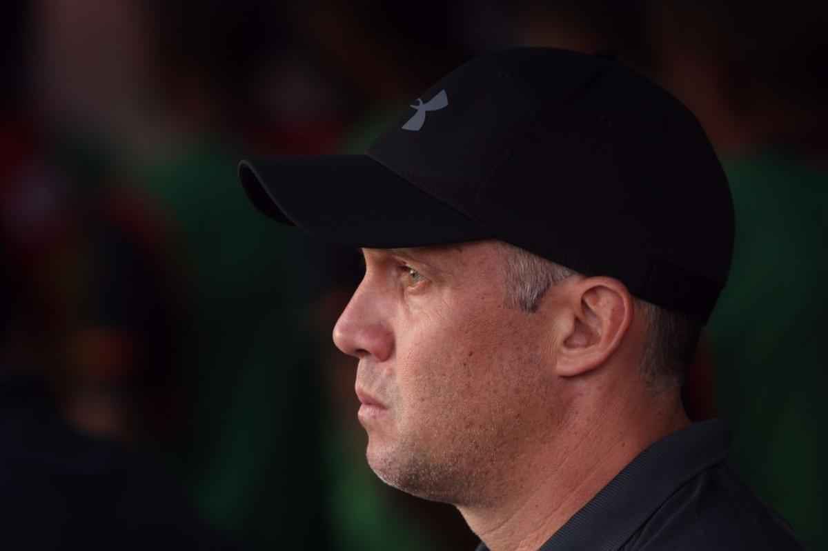 Pressionado pela sequncia de 11 jogos sem vitria na Srie A, Sport recebeu o lanterna Paran neste domingo, na Ilha do Retiro