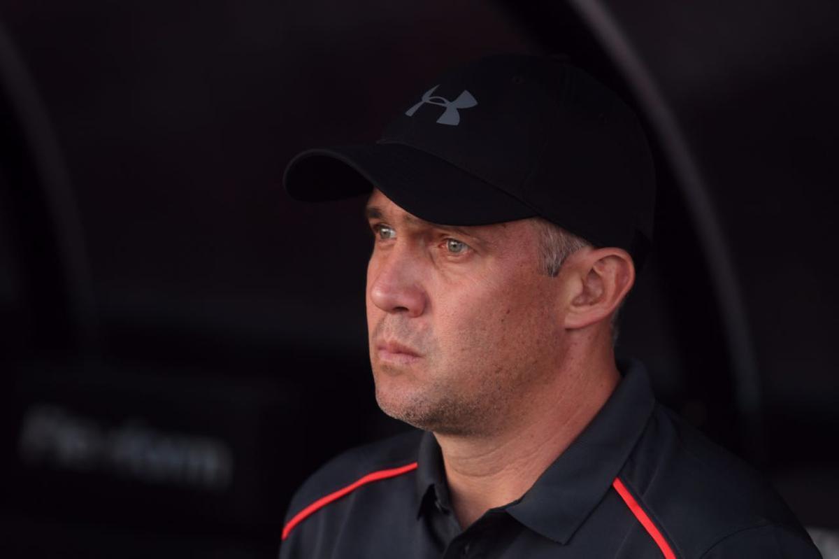 Pressionado pela sequncia de 11 jogos sem vitria na Srie A, Sport recebeu o lanterna Paran neste domingo, na Ilha do Retiro