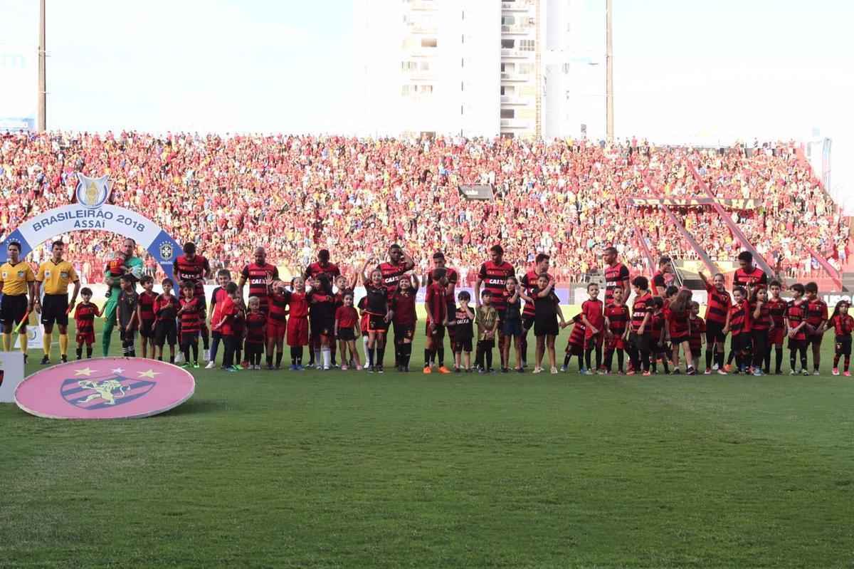Pressionado pela sequncia de 11 jogos sem vitria na Srie A, Sport recebeu o lanterna Paran neste domingo, na Ilha do Retiro