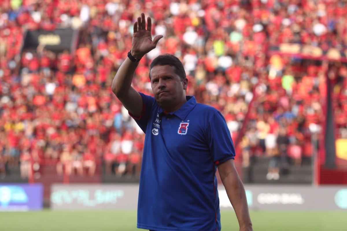 Pressionado pela sequncia de 11 jogos sem vitria na Srie A, Sport recebeu o lanterna Paran neste domingo, na Ilha do Retiro