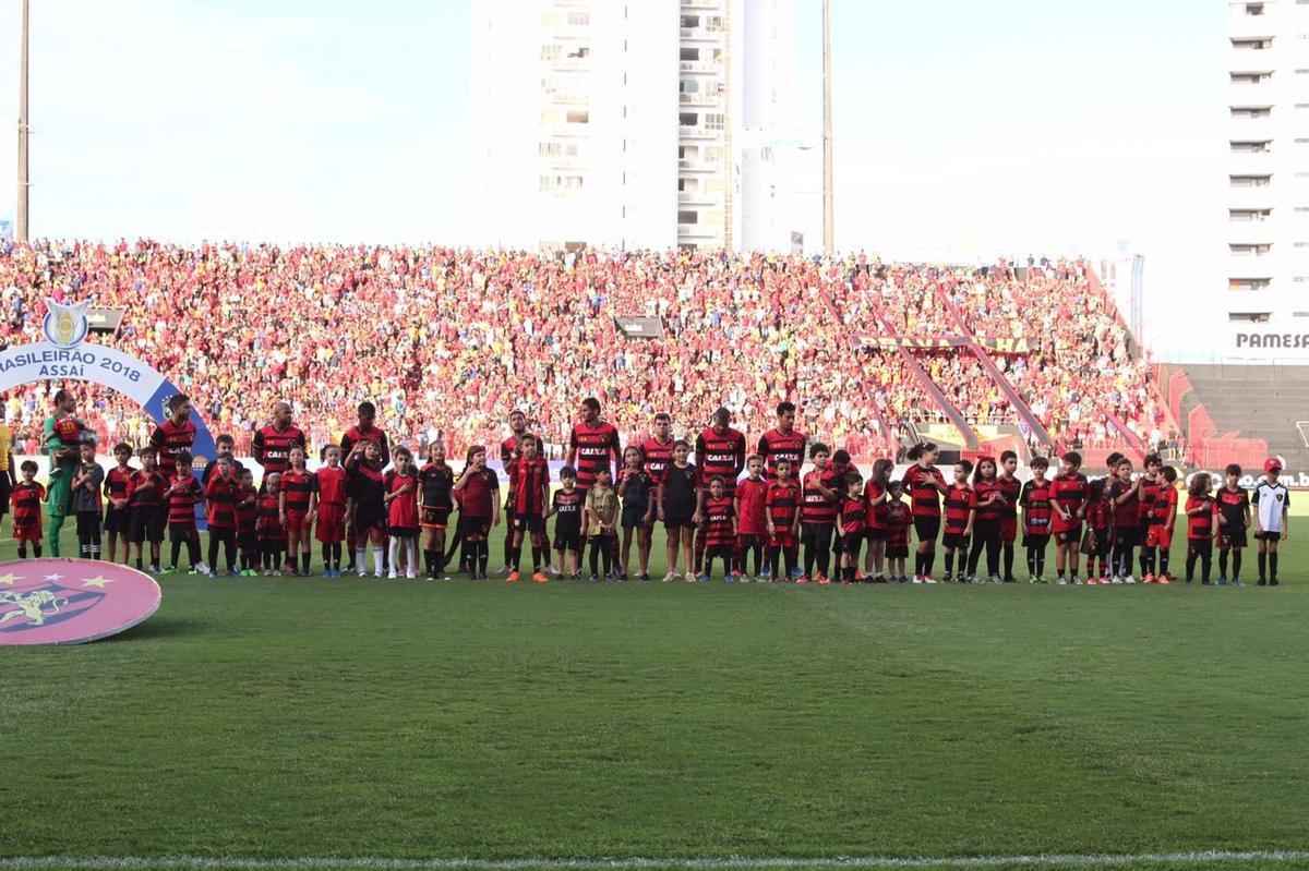 Pressionado pela sequncia de 11 jogos sem vitria na Srie A, Sport recebeu o lanterna Paran neste domingo, na Ilha do Retiro