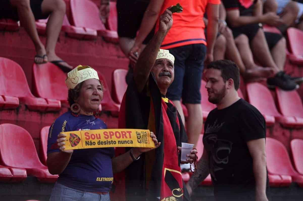 Pressionado pela sequncia de 11 jogos sem vitria na Srie A, Sport recebeu o lanterna Paran neste domingo, na Ilha do Retiro