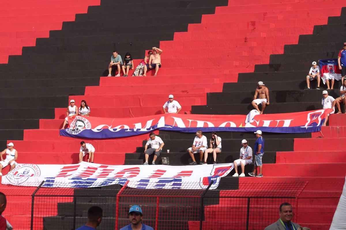 Pressionado pela sequncia de 11 jogos sem vitria na Srie A, Sport recebeu o lanterna Paran neste domingo, na Ilha do Retiro