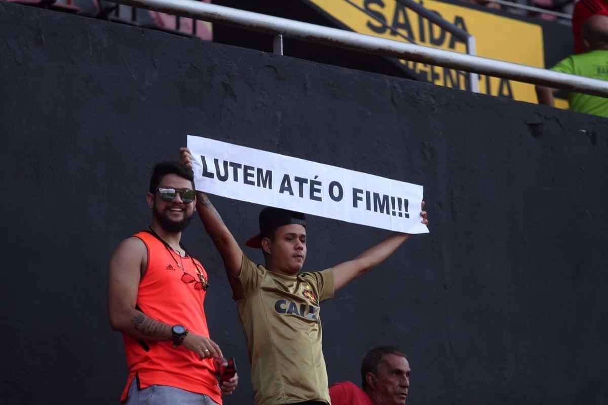 Pressionado pela sequncia de 11 jogos sem vitria na Srie A, Sport recebeu o lanterna Paran neste domingo, na Ilha do Retiro