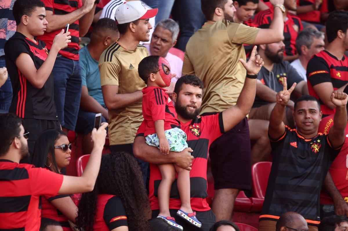 Pressionado pela sequncia de 11 jogos sem vitria na Srie A, Sport recebeu o lanterna Paran neste domingo, na Ilha do Retiro