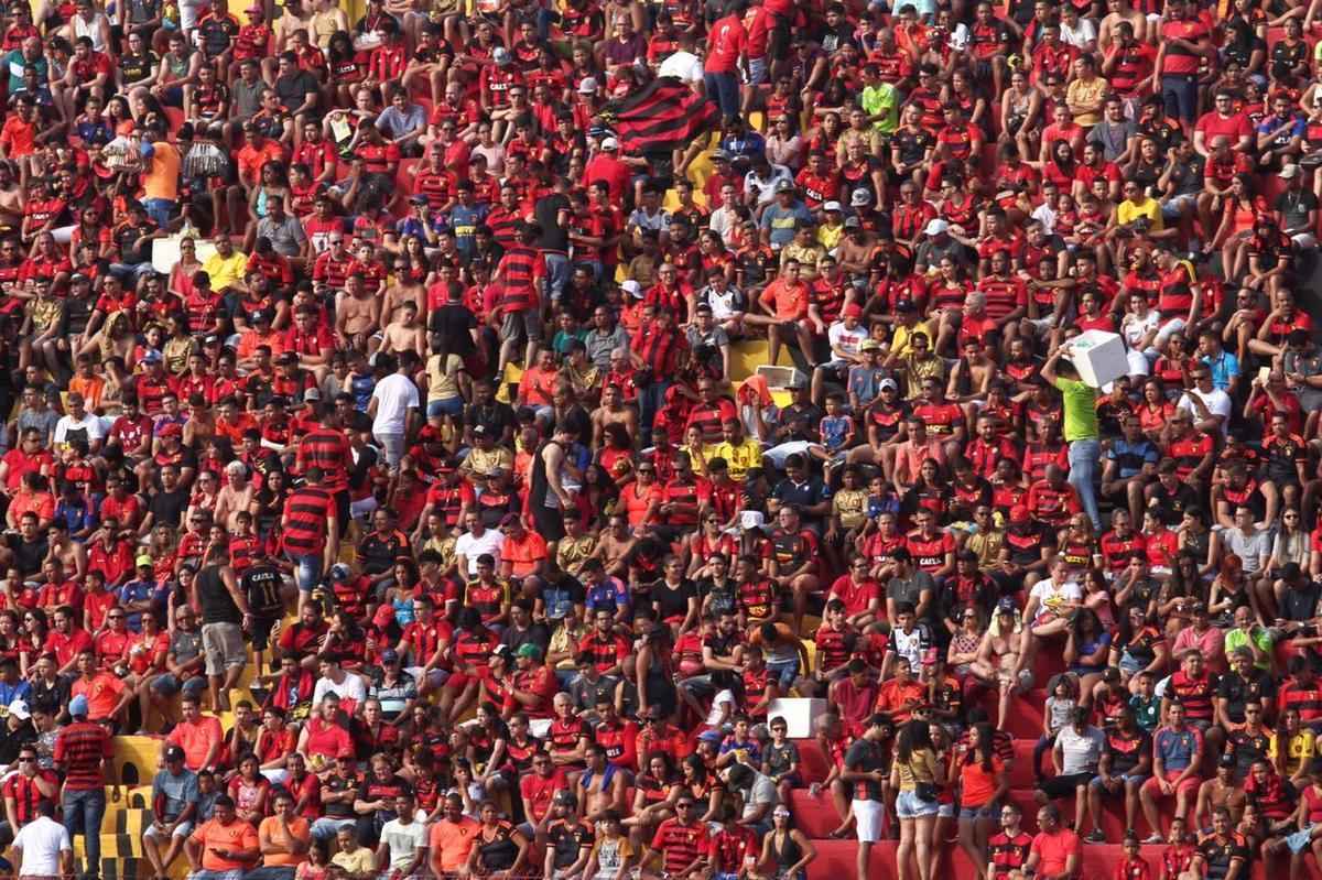 Pressionado pela sequncia de 11 jogos sem vitria na Srie A, Sport recebeu o lanterna Paran neste domingo, na Ilha do Retiro