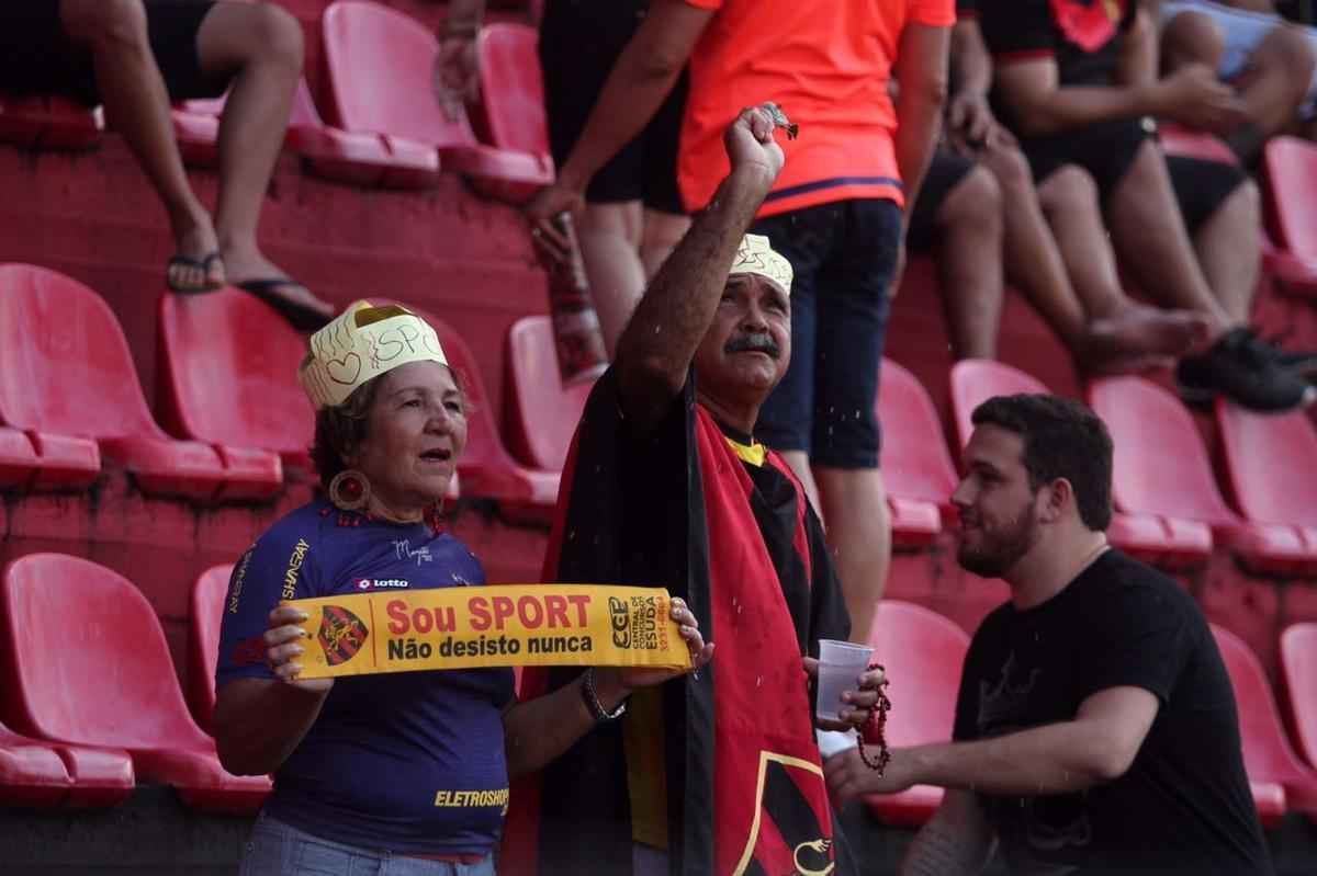 Pressionado pela sequncia de 11 jogos sem vitria na Srie A, Sport recebeu o lanterna Paran neste domingo, na Ilha do Retiro