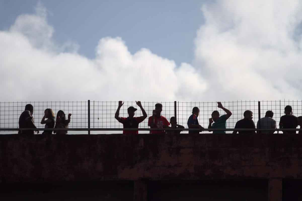 Pressionado pela sequncia de 11 jogos sem vitria na Srie A, Sport recebeu o lanterna Paran neste domingo, na Ilha do Retiro