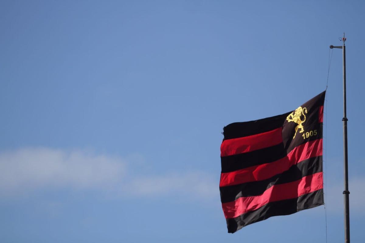 Pressionado pela sequncia de 11 jogos sem vitria na Srie A, Sport recebeu o lanterna Paran neste domingo, na Ilha do Retiro