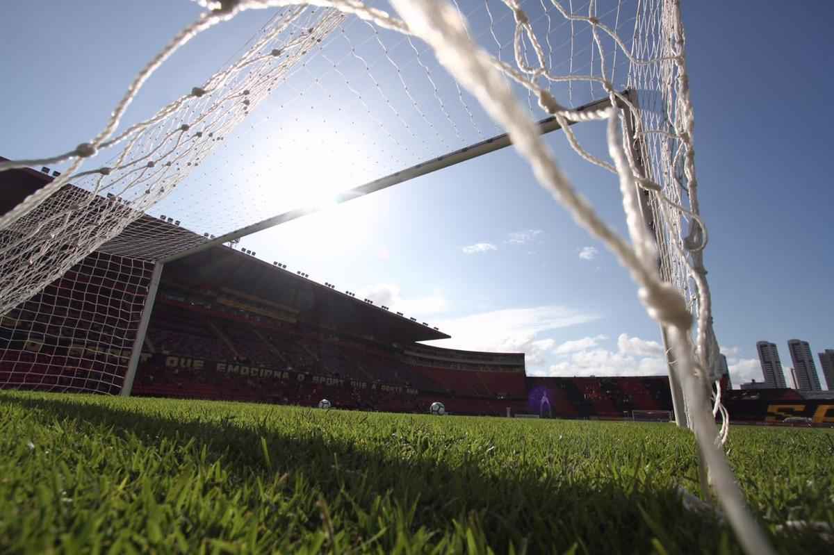 Pressionado pela sequncia de 11 jogos sem vitria na Srie A, Sport recebeu o lanterna Paran neste domingo, na Ilha do Retiro