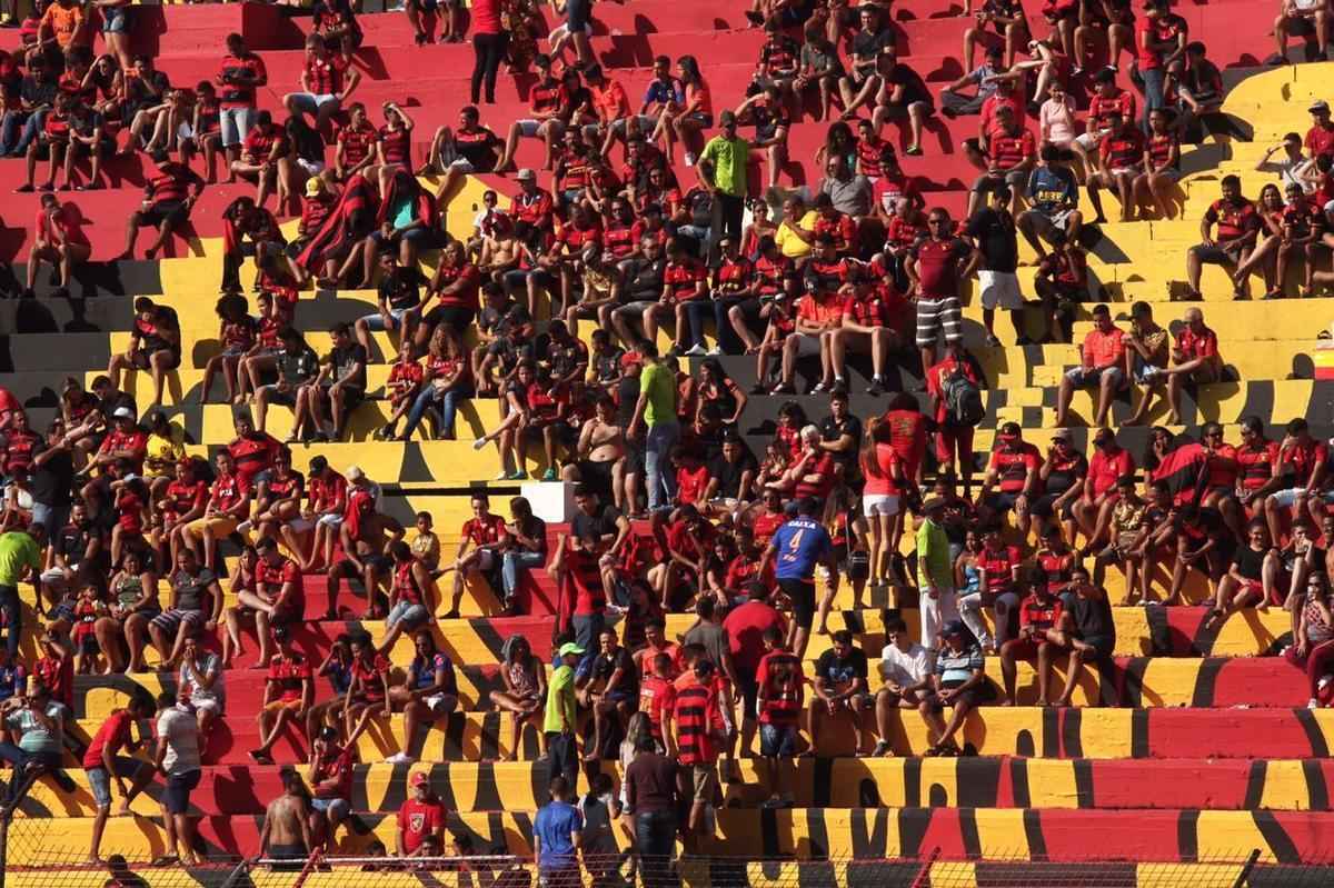 Pressionado pela sequncia de 11 jogos sem vitria na Srie A, Sport recebeu o lanterna Paran neste domingo, na Ilha do Retiro