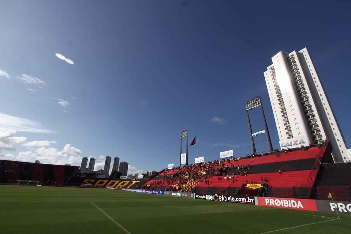 Pressionado pela sequncia de 11 jogos sem vitria na Srie A, Sport recebeu o lanterna Paran neste domingo, na Ilha do Retiro