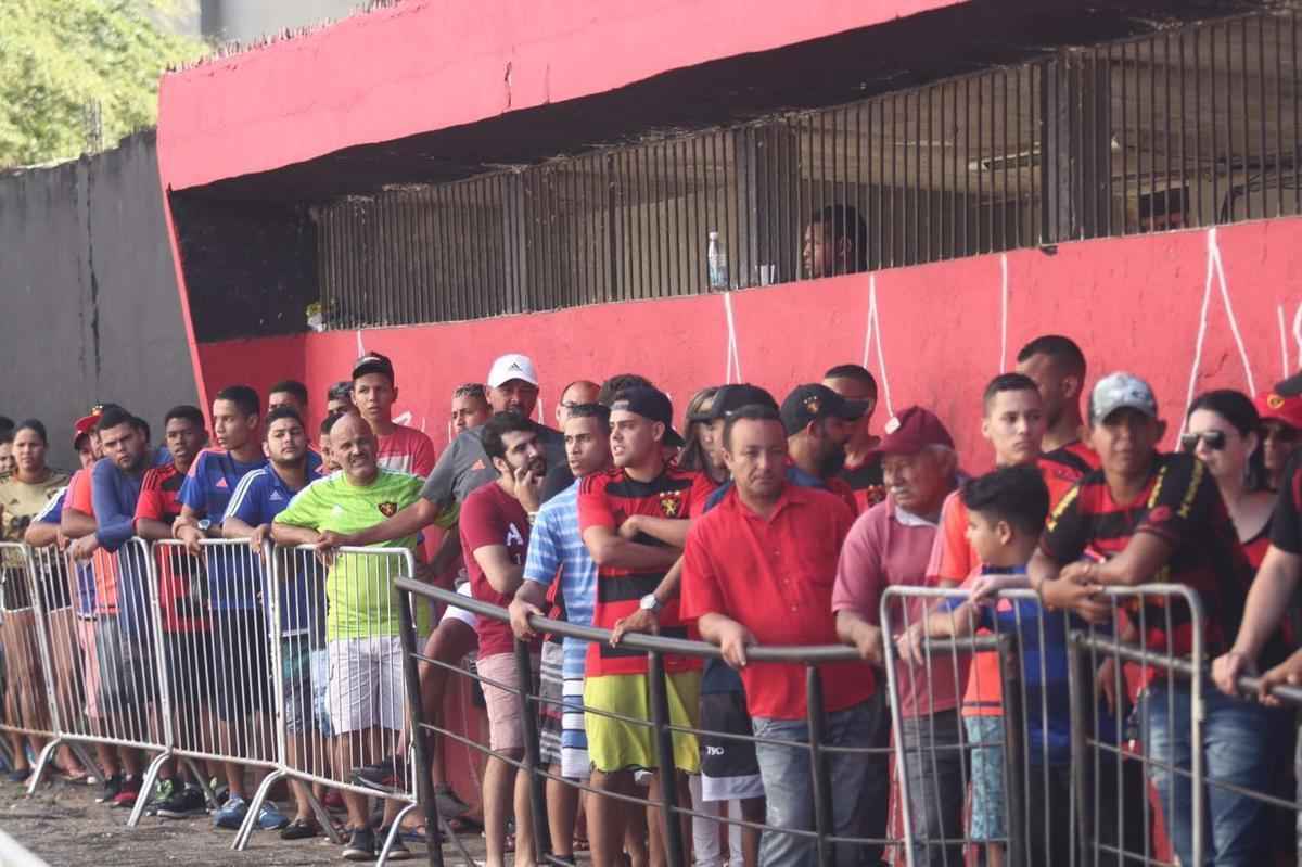 Pressionado pela sequncia de 11 jogos sem vitria na Srie A, Sport recebeu o lanterna Paran neste domingo, na Ilha do Retiro