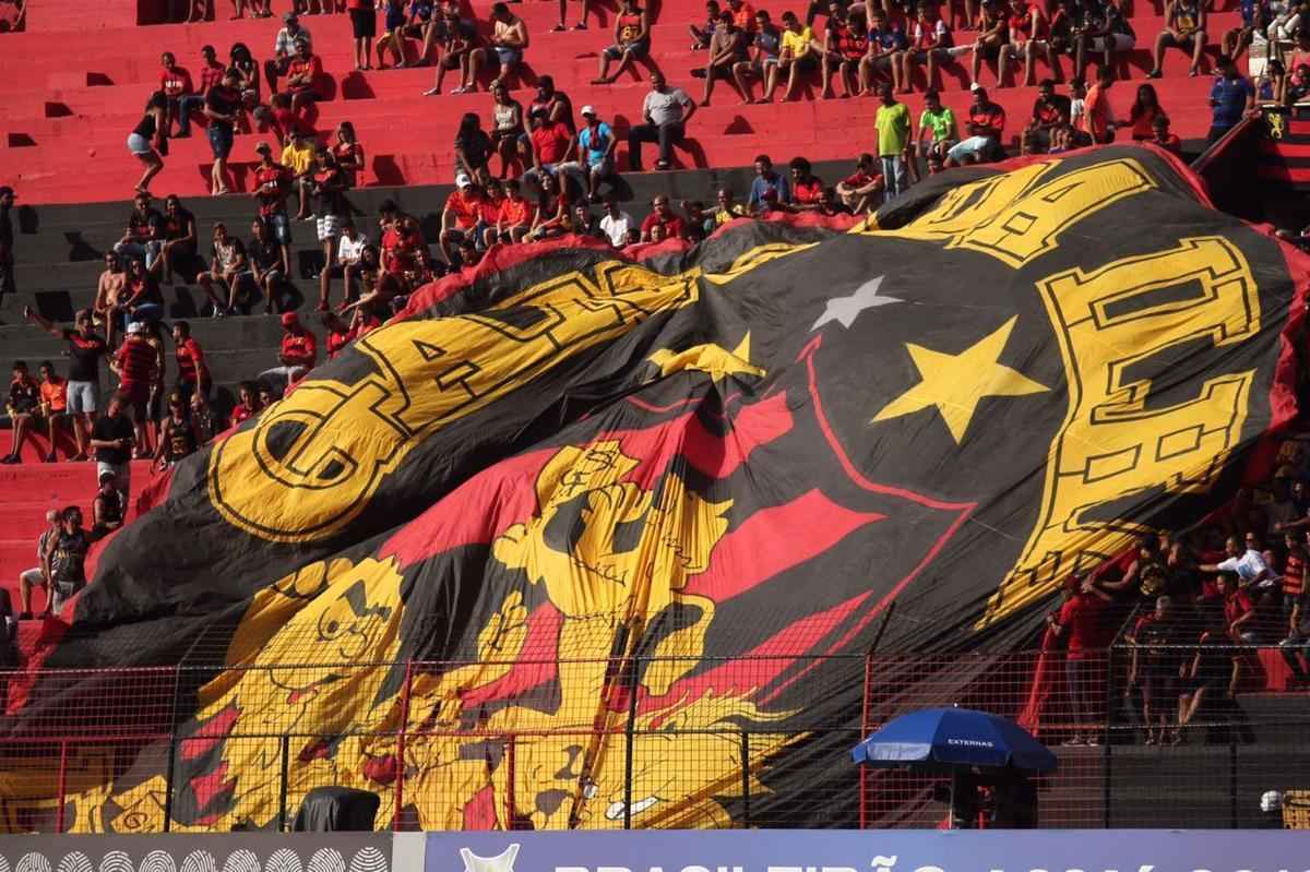 Pressionado pela sequncia de 11 jogos sem vitria na Srie A, Sport recebeu o lanterna Paran neste domingo, na Ilha do Retiro