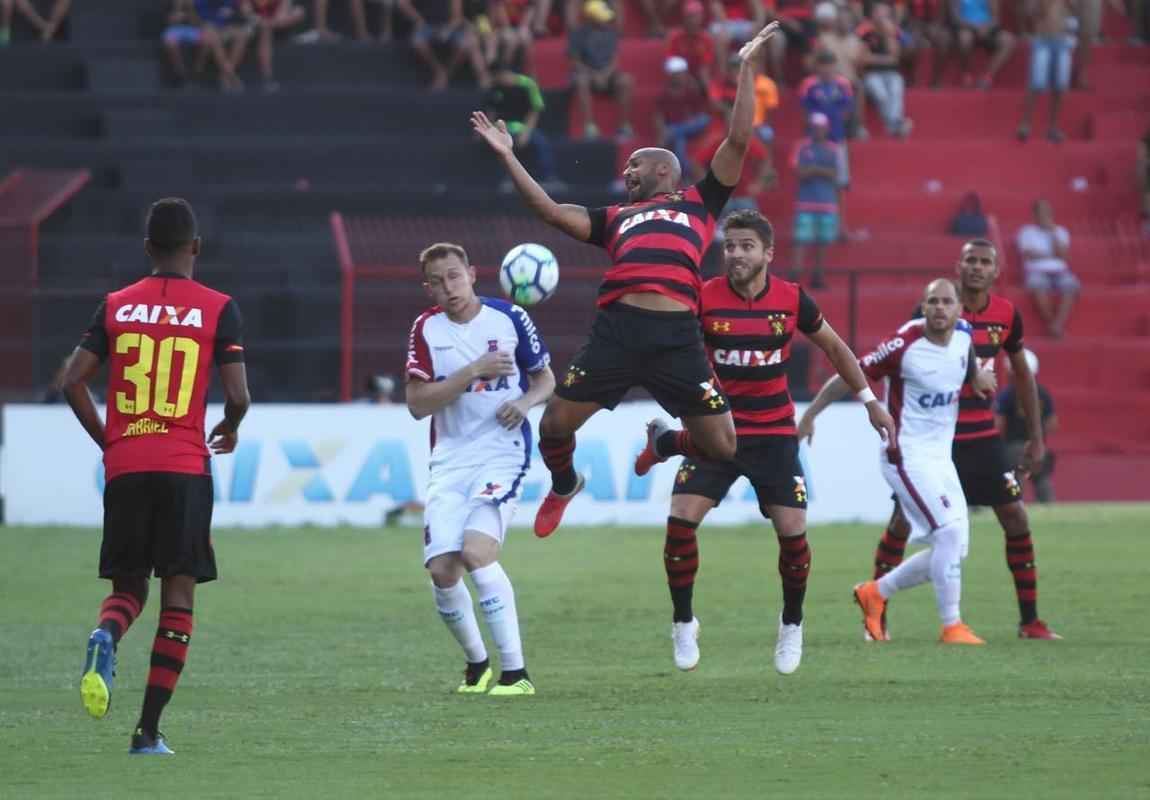 Pressionado pela sequncia de 11 jogos sem vitria na Srie A, Sport recebeu o lanterna Paran neste domingo, na Ilha do Retiro