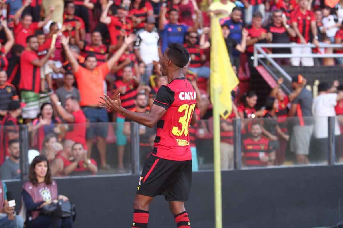 Pressionado pela sequncia de 11 jogos sem vitria na Srie A, Sport recebeu o lanterna Paran neste domingo, na Ilha do Retiro 