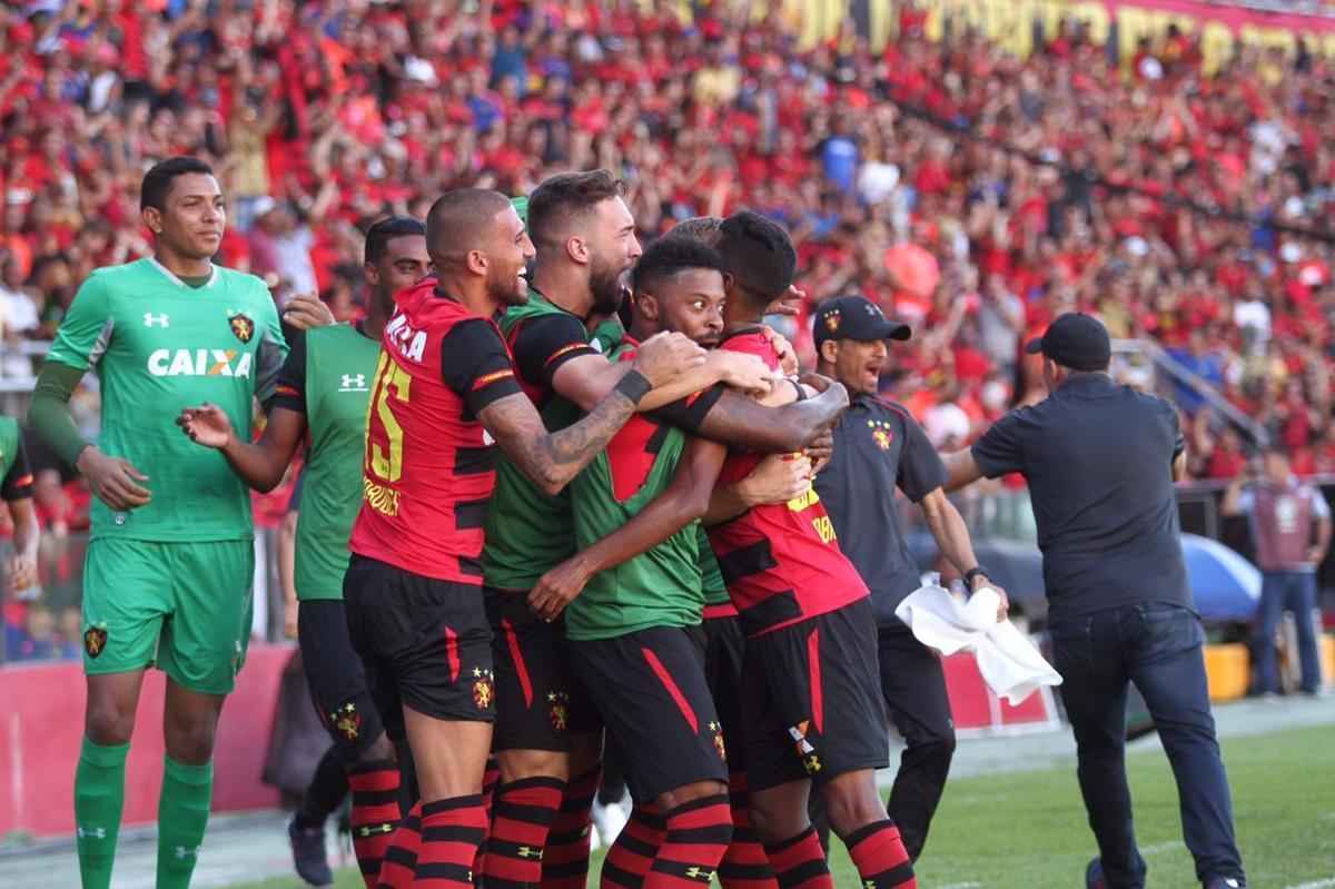 Pressionado pela sequncia de 11 jogos sem vitria na Srie A, Sport recebeu o lanterna Paran neste domingo, na Ilha do Retiro 