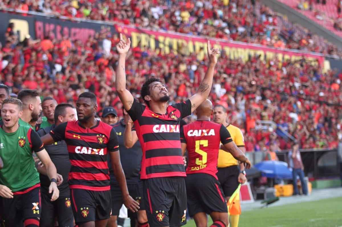 Pressionado pela sequncia de 11 jogos sem vitria na Srie A, Sport recebeu o lanterna Paran neste domingo, na Ilha do Retiro 