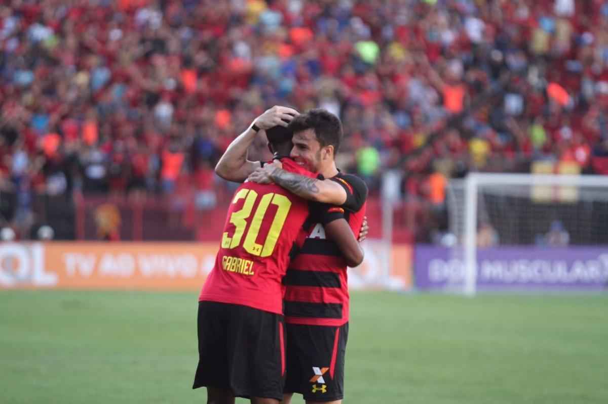 Pressionado pela sequncia de 11 jogos sem vitria na Srie A, Sport recebeu o lanterna Paran neste domingo, na Ilha do Retiro 