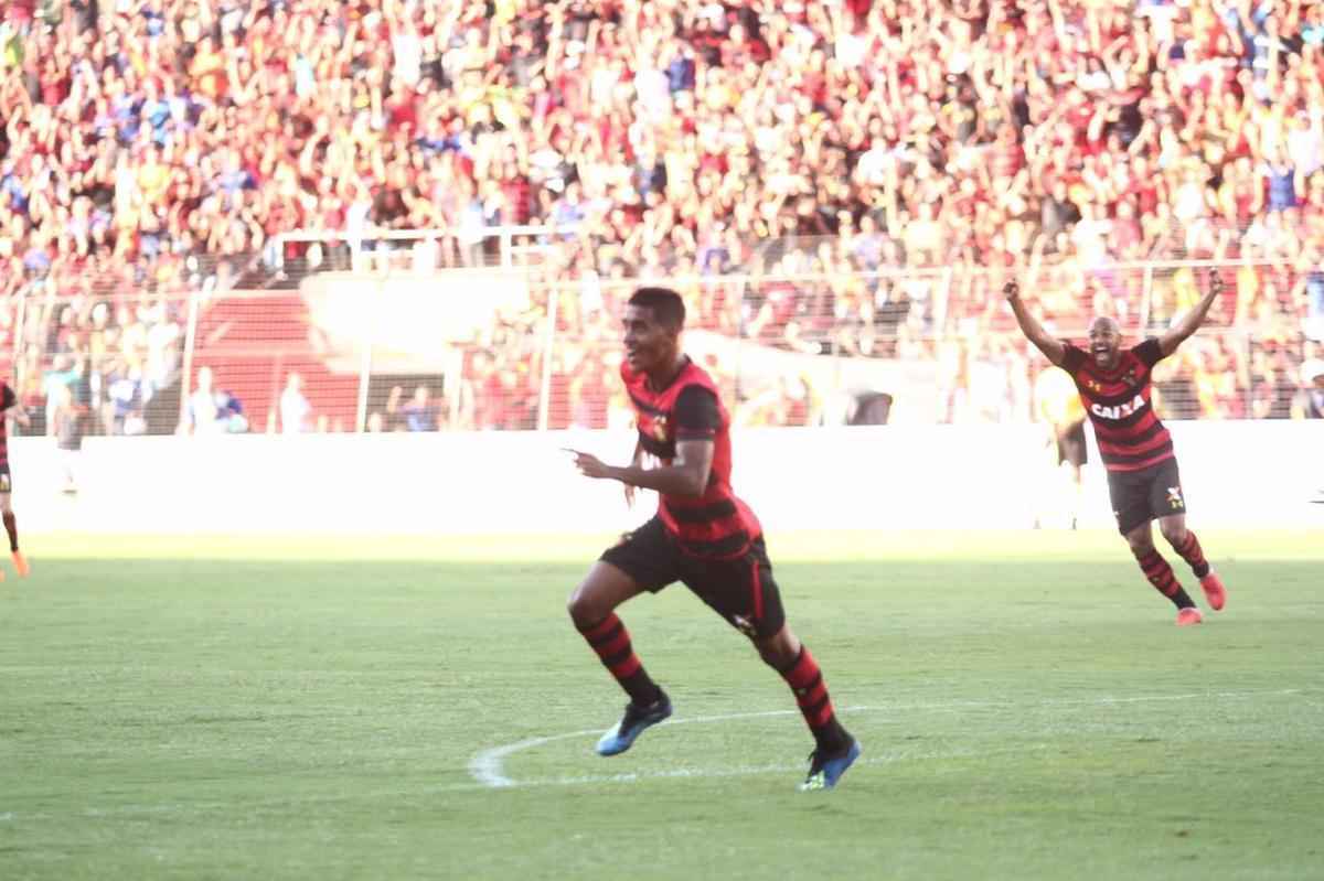 Pressionado pela sequncia de 11 jogos sem vitria na Srie A, Sport recebeu o lanterna Paran neste domingo, na Ilha do Retiro 