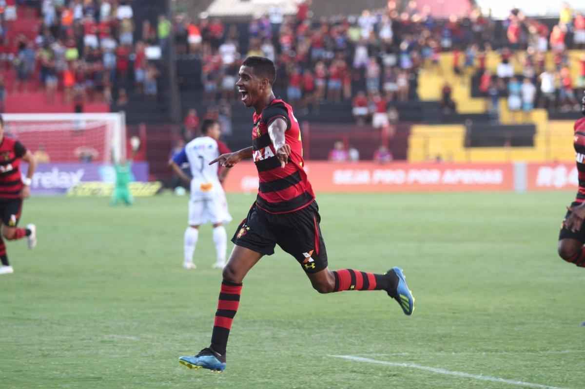 Pressionado pela sequncia de 11 jogos sem vitria na Srie A, Sport recebeu o lanterna Paran neste domingo, na Ilha do Retiro 