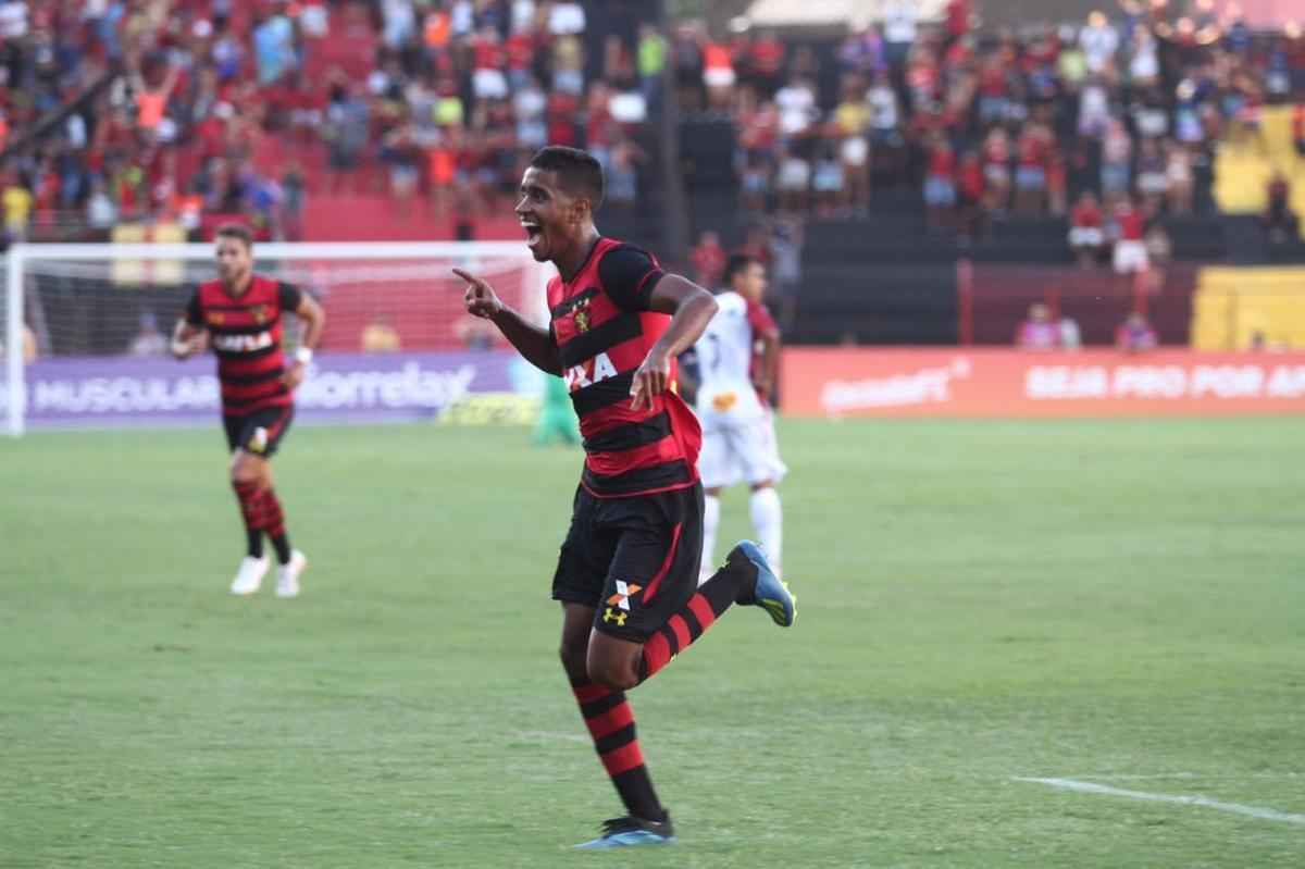 Pressionado pela sequncia de 11 jogos sem vitria na Srie A, Sport recebeu o lanterna Paran neste domingo, na Ilha do Retiro 