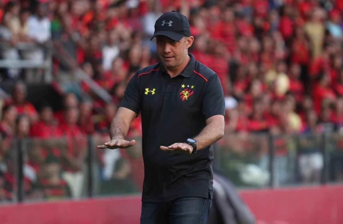 Pressionado pela sequncia de 11 jogos sem vitria na Srie A, Sport recebeu o lanterna Paran neste domingo, na Ilha do Retiro 