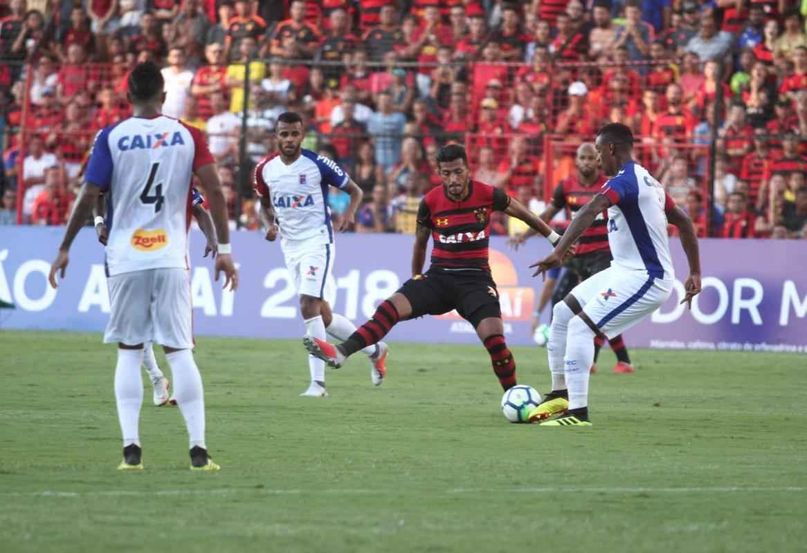 Pressionado pela sequncia de 11 jogos sem vitria na Srie A, Sport recebeu o lanterna Paran neste domingo, na Ilha do Retiro 