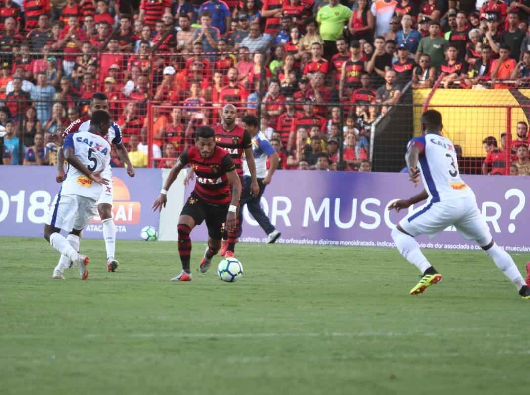 Pressionado pela sequncia de 11 jogos sem vitria na Srie A, Sport recebeu o lanterna Paran neste domingo, na Ilha do Retiro 