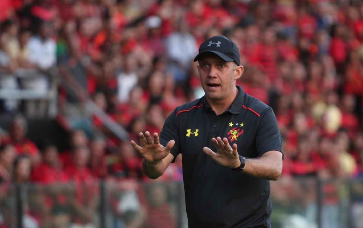 Pressionado pela sequncia de 11 jogos sem vitria na Srie A, Sport recebeu o lanterna Paran neste domingo, na Ilha do Retiro 