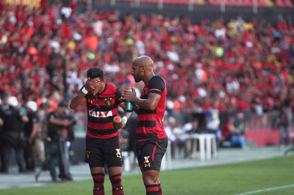 Pressionado pela sequncia de 11 jogos sem vitria na Srie A, Sport recebeu o lanterna Paran neste domingo, na Ilha do Retiro 