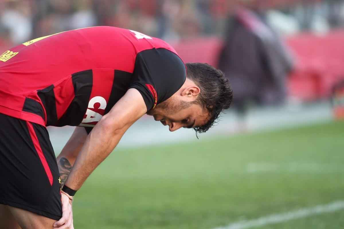 Pressionado pela sequncia de 11 jogos sem vitria na Srie A, Sport recebeu o lanterna Paran neste domingo, na Ilha do Retiro 