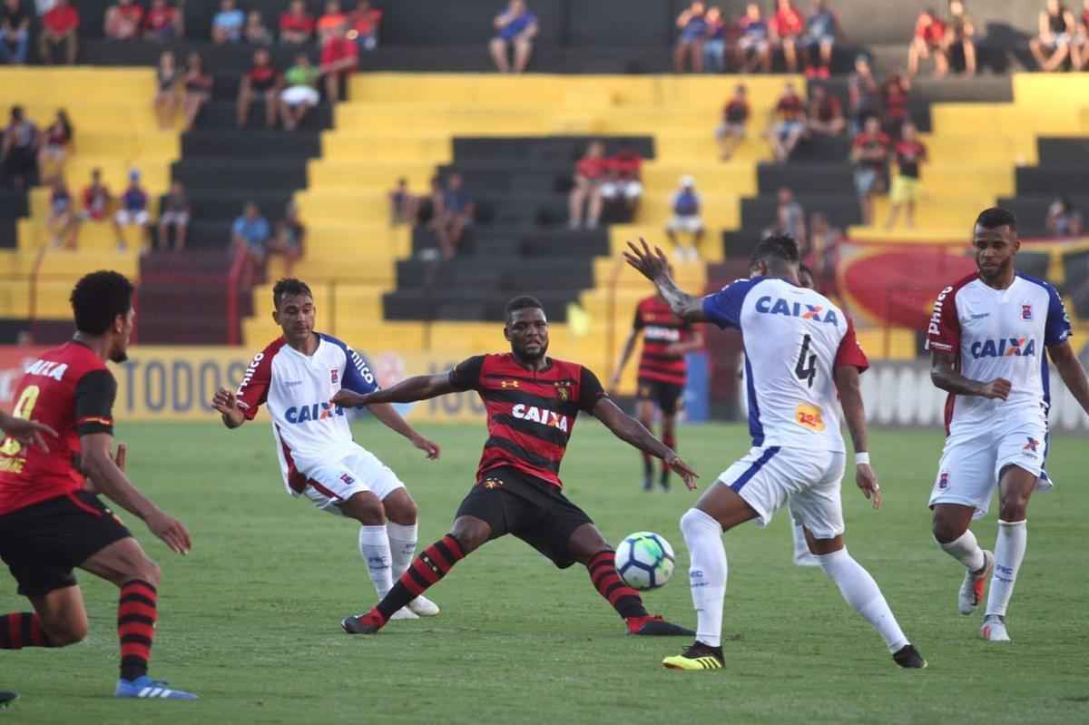 Pressionado pela sequncia de 11 jogos sem vitria na Srie A, Sport recebeu o lanterna Paran neste domingo, na Ilha do Retiro 