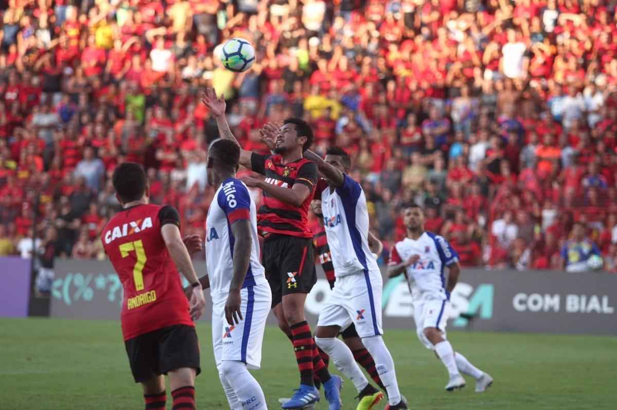 Pressionado pela sequncia de 11 jogos sem vitria na Srie A, Sport recebeu o lanterna Paran neste domingo, na Ilha do Retiro 
