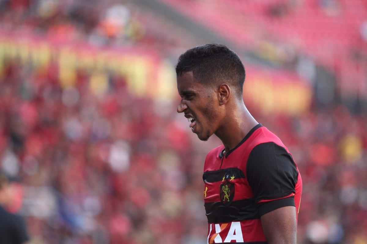 Pressionado pela sequncia de 11 jogos sem vitria na Srie A, Sport recebeu o lanterna Paran neste domingo, na Ilha do Retiro 