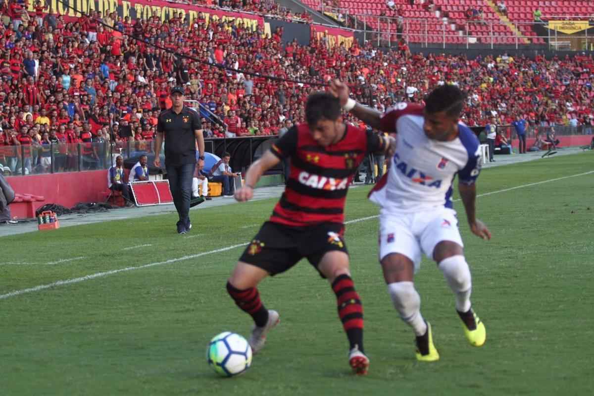Pressionado pela sequncia de 11 jogos sem vitria na Srie A, Sport recebeu o lanterna Paran neste domingo, na Ilha do Retiro 