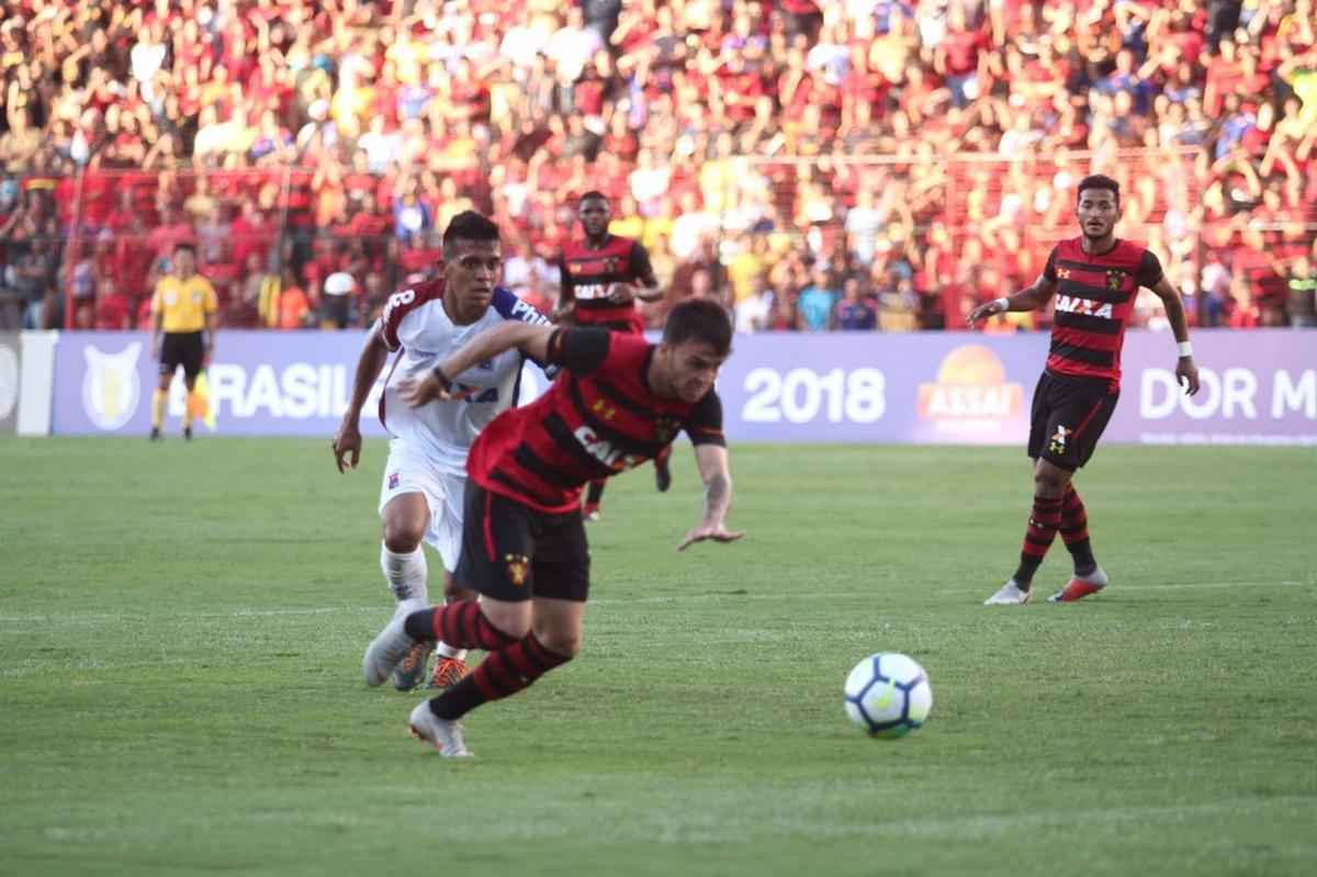 Pressionado pela sequncia de 11 jogos sem vitria na Srie A, Sport recebeu o lanterna Paran neste domingo, na Ilha do Retiro 