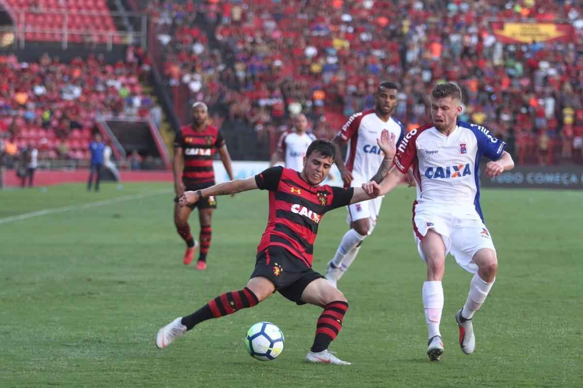 Pressionado pela sequncia de 11 jogos sem vitria na Srie A, Sport recebeu o lanterna Paran neste domingo, na Ilha do Retiro 