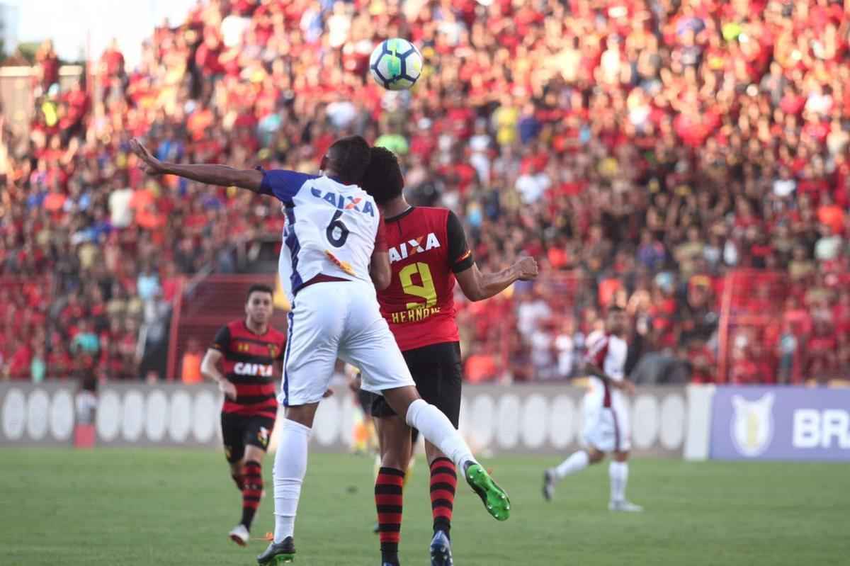 Pressionado pela sequncia de 11 jogos sem vitria na Srie A, Sport recebeu o lanterna Paran neste domingo, na Ilha do Retiro 