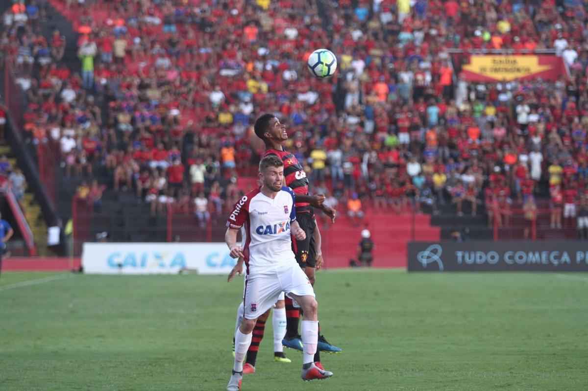Pressionado pela sequncia de 11 jogos sem vitria na Srie A, Sport recebeu o lanterna Paran neste domingo, na Ilha do Retiro 