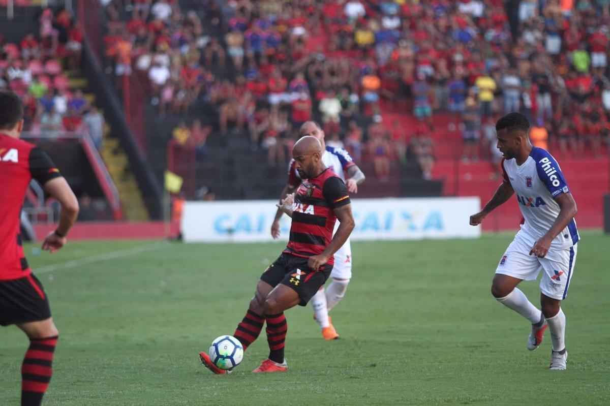 Pressionado pela sequncia de 11 jogos sem vitria na Srie A, Sport recebeu o lanterna Paran neste domingo, na Ilha do Retiro 