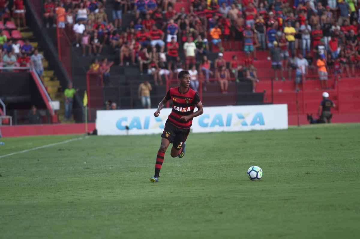 Pressionado pela sequncia de 11 jogos sem vitria na Srie A, Sport recebeu o lanterna Paran neste domingo, na Ilha do Retiro 